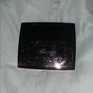 New never used Anastasia x amrezy highlighter